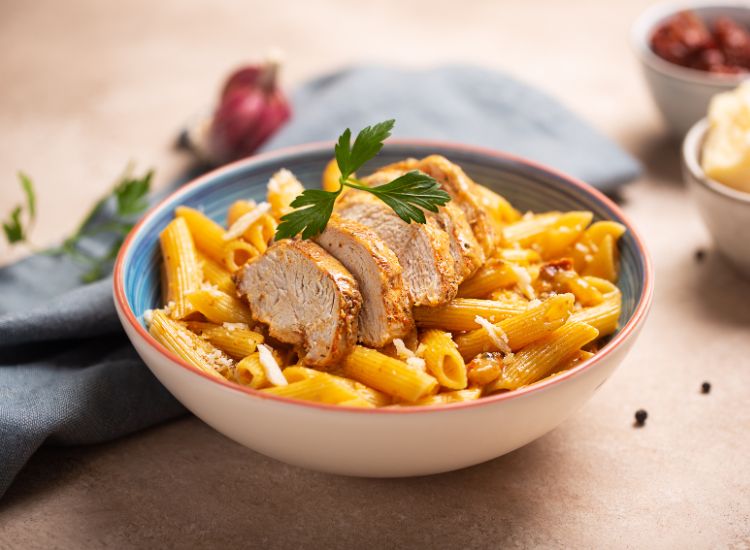 Penne à la sauce cajun et poulet poêlé